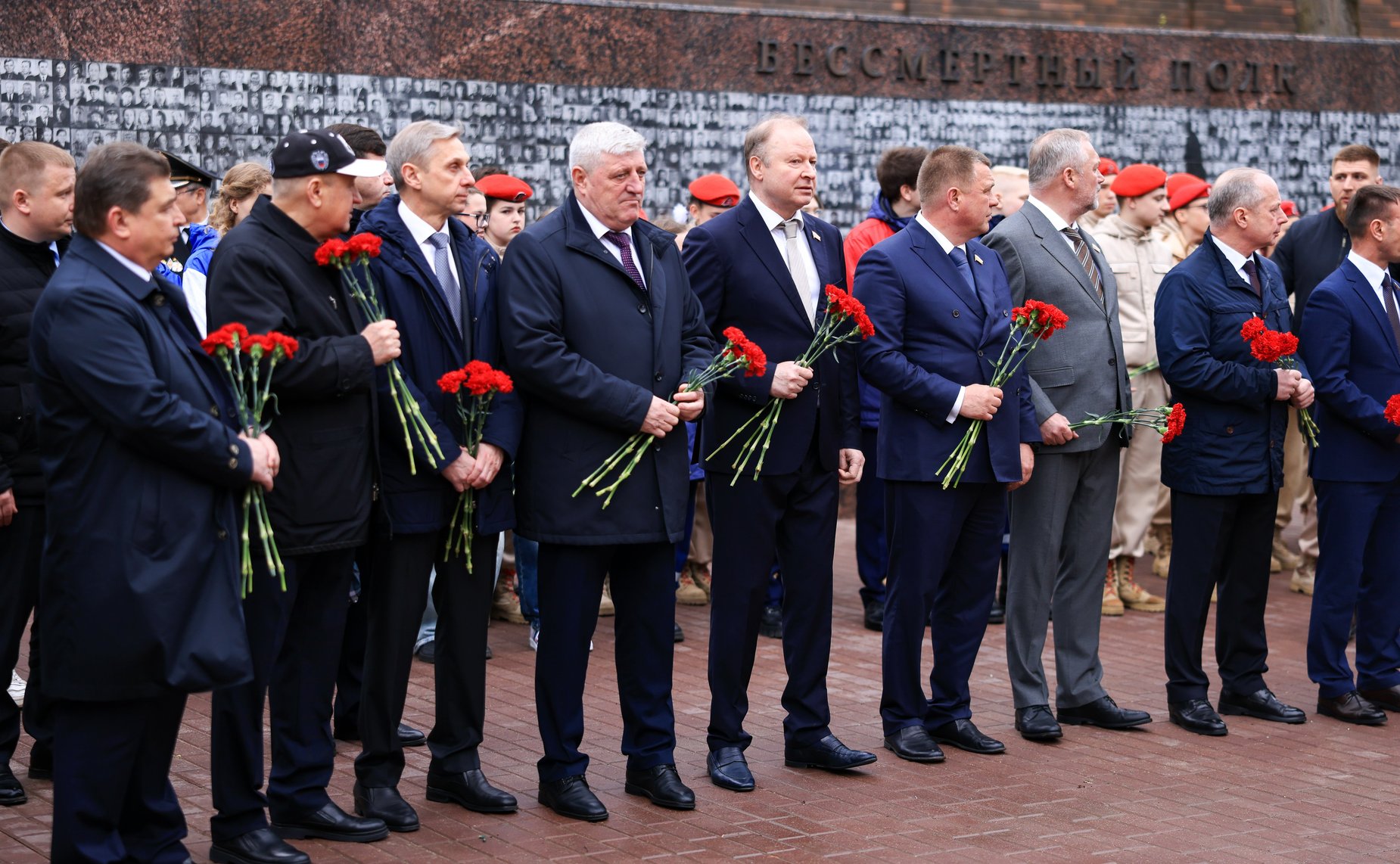 Сенаторы возложили цветы к Вечному огню в Сквере Памяти Героев в Смоленске