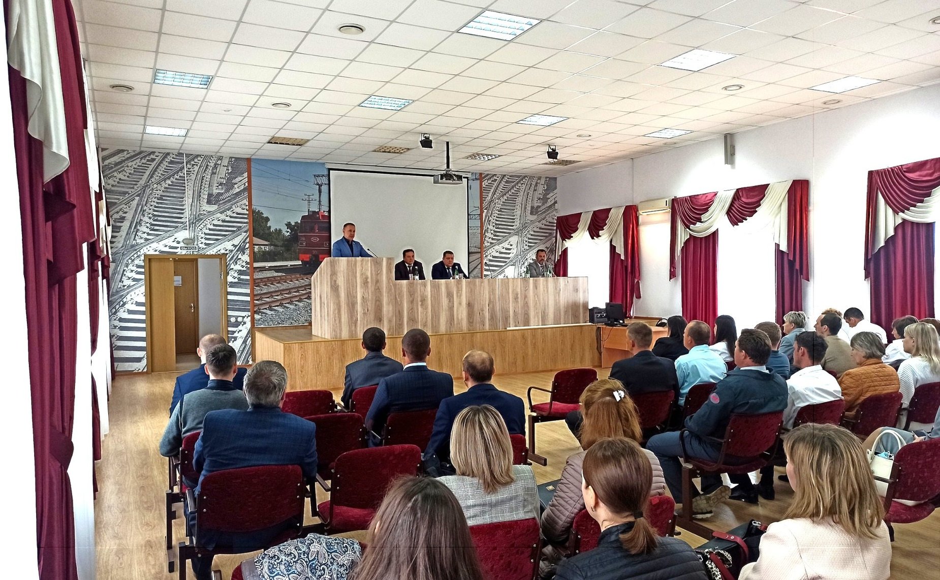 Олег Алексеев провел встречу с коллективом Ершовского узла