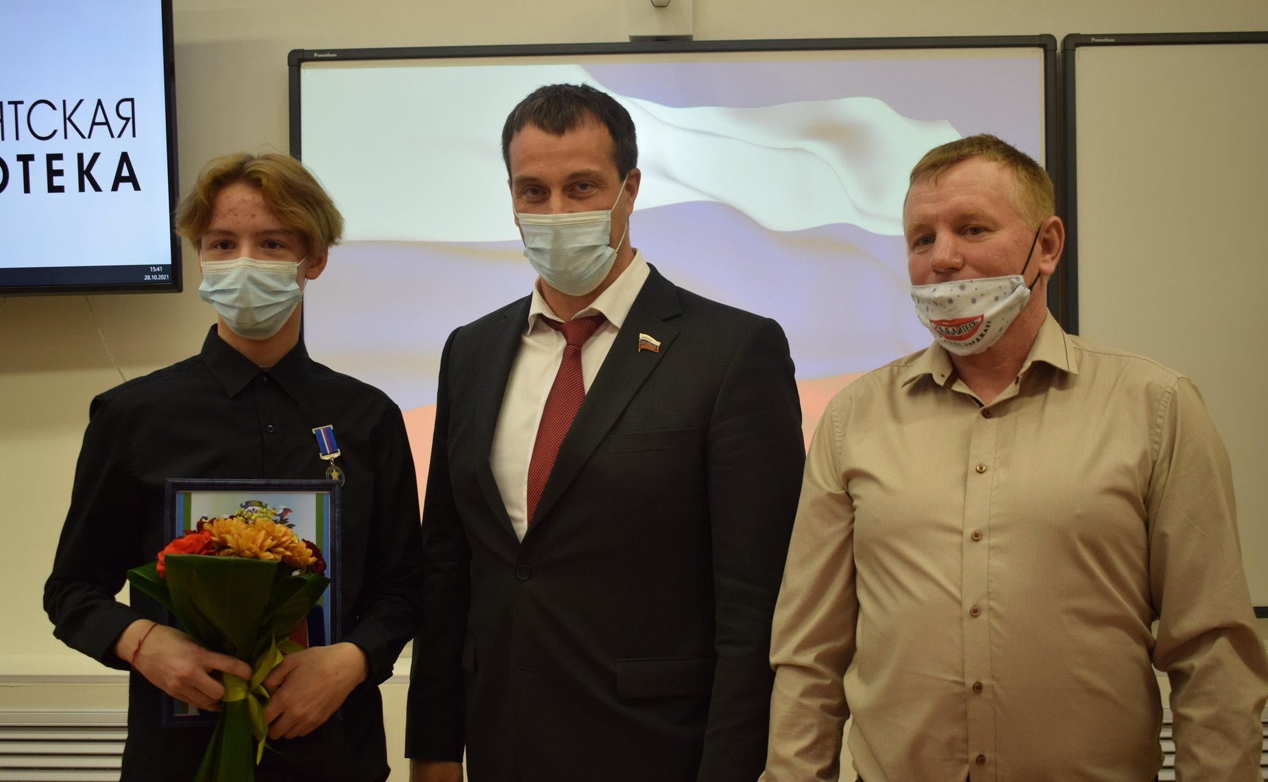 Эдуард Исаков наградил школьника из Югры памятной медалью «За проявленное мужество»