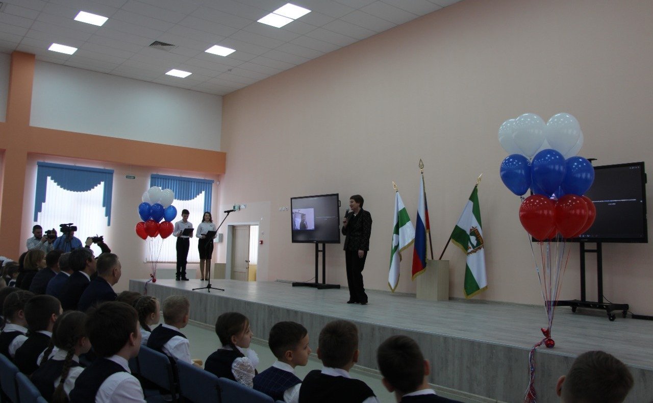 Елена Перминова приняла участие в открытии новой школы в Курганской области