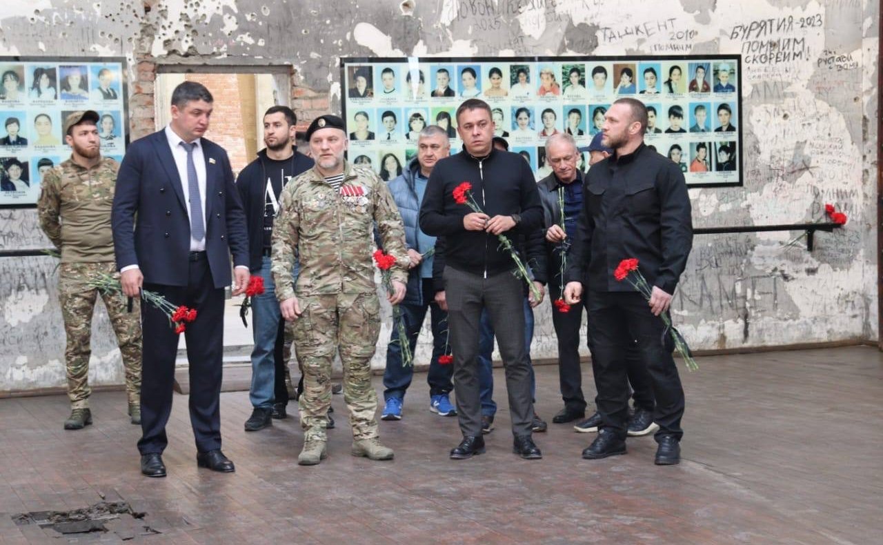 Айрат Гибатдинов вместе с бойцами разведывательно-штурмовой бригады «Ветераны» почтили память жертв трагедии в Беслане и возложили цветы к мемориалу