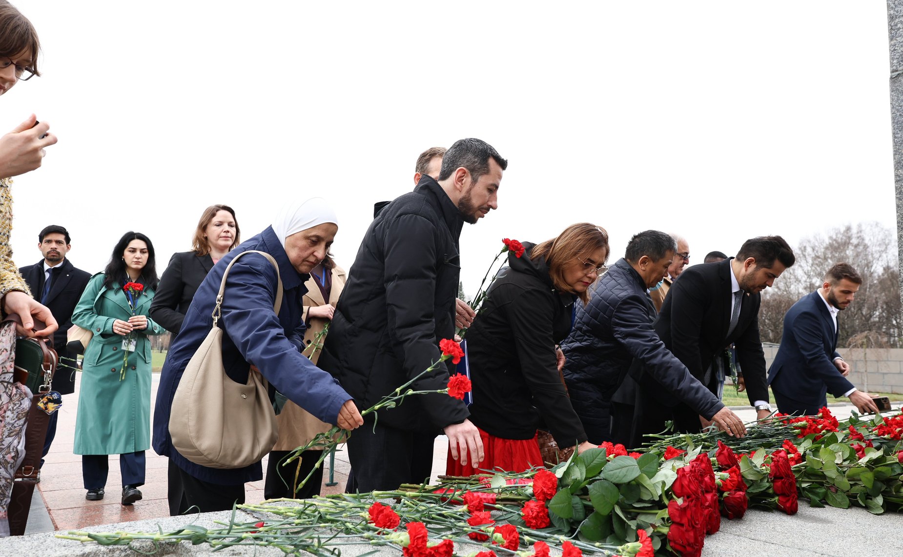 Делегации стран-участниц Межпарламентской Ассамблеи СНГ возложили венки и цветы к Монументу «Мать-Родина» на Пискаревском мемориальном кладбище, а также к памятным плитам государств на Аллее Памяти