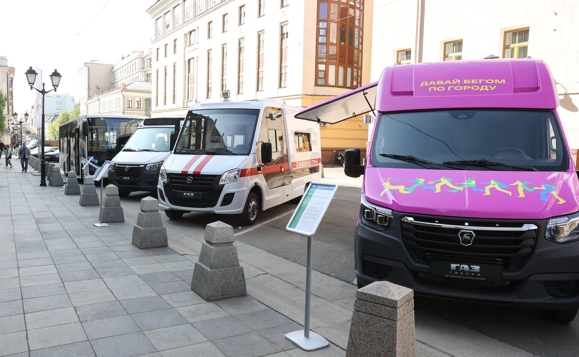 Осмотр участниками «встречи Председателя СФ с тружениками социальной сферы села» специальной техники