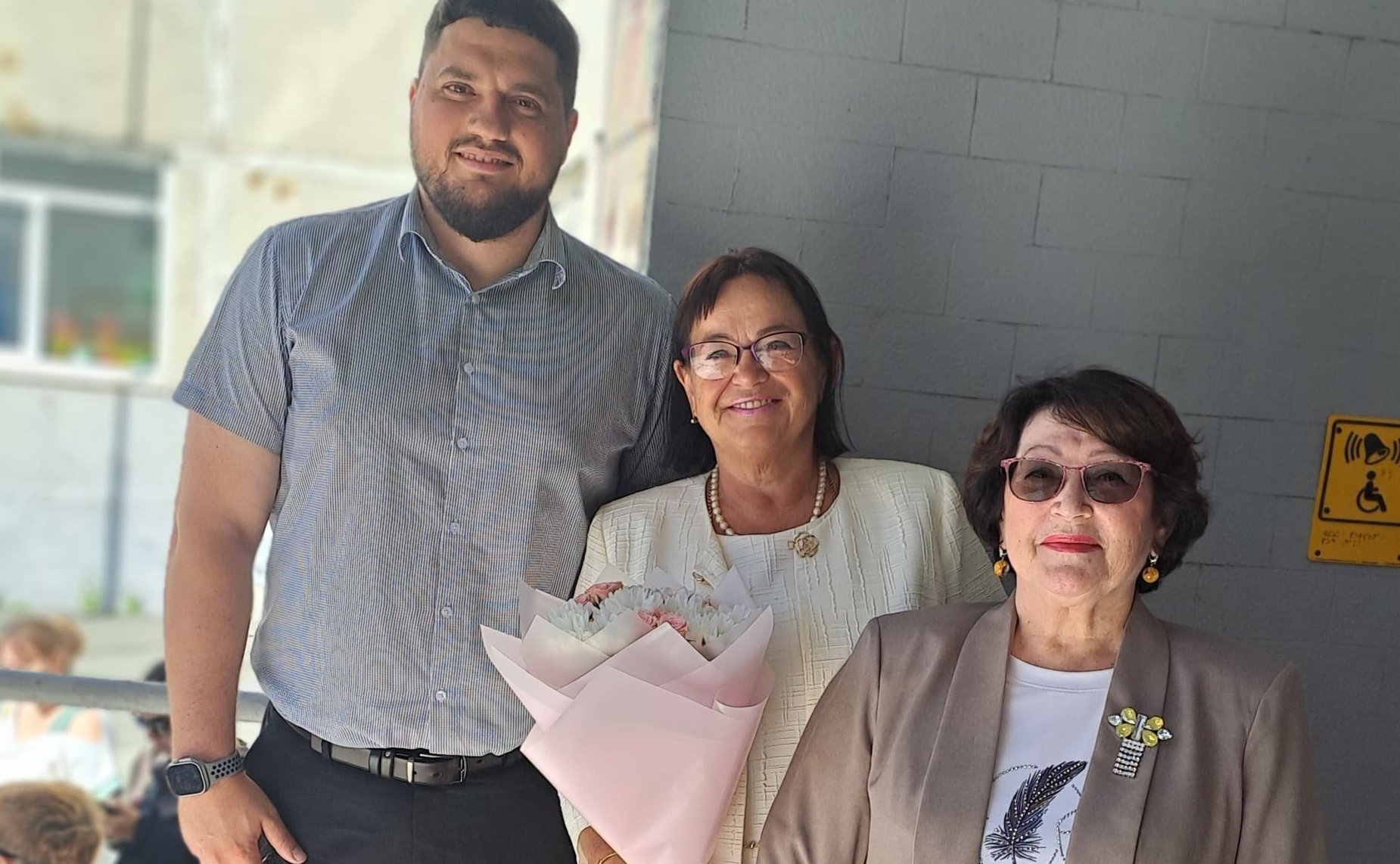 Людмила Талабаева приняла участие в торжественной линейке, приуроченной к празднованию Дня знаний, в средней школе № 74 города Владивостока