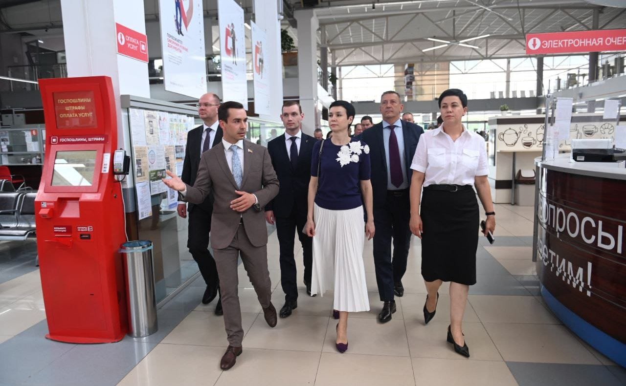 Ирина Рукавишникова посетила в городе Шахты многофункциональный центр