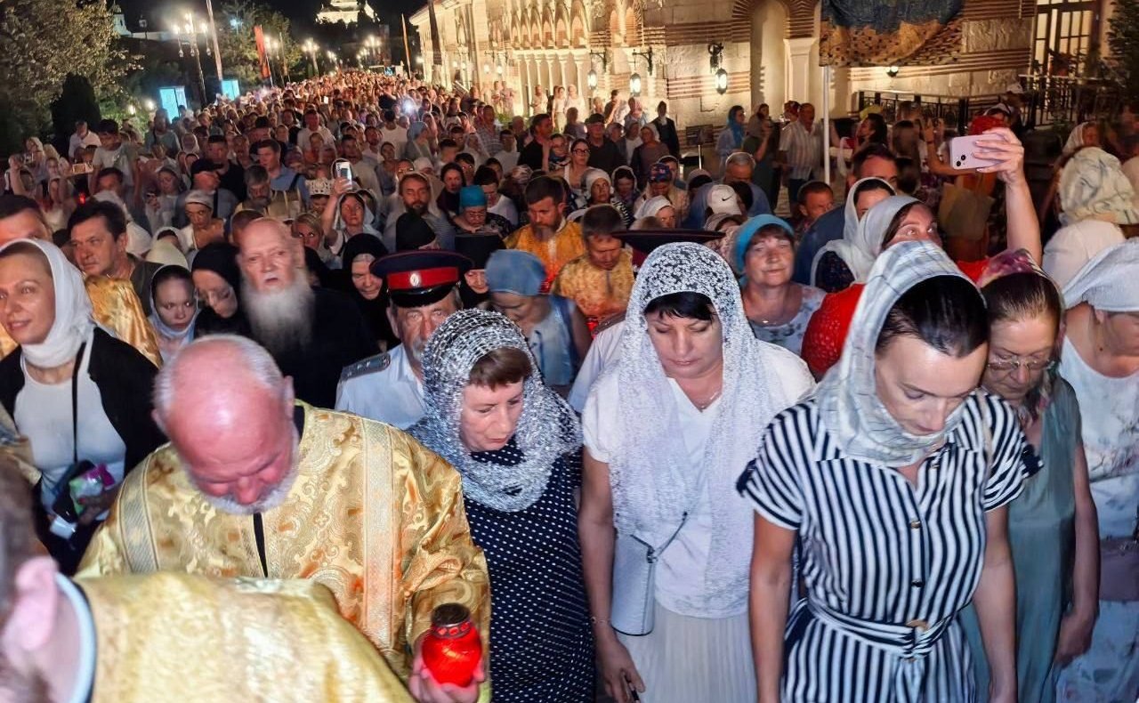 Екатерина Алтабаева вместе с Губернатором Севастополя Михаилом Развожаевым приняла участие в праздничном богослужении, посвященном Крещению Руси князем Владимиром