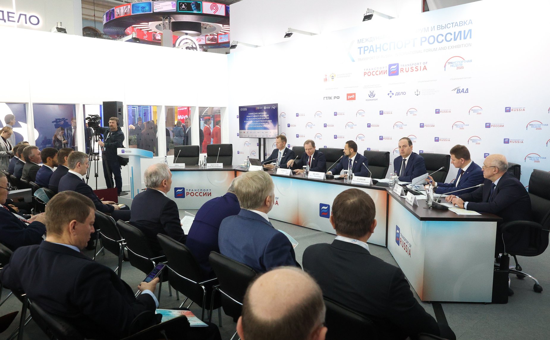 Совместное заседание Комитета Совета Федерации по экономической политике и Комитета Государственной Думы по транспорту в рамках Транспортной недели – 2025 «О совместных подходах к развитию пунктов пропуска через Государственную границу РФ»