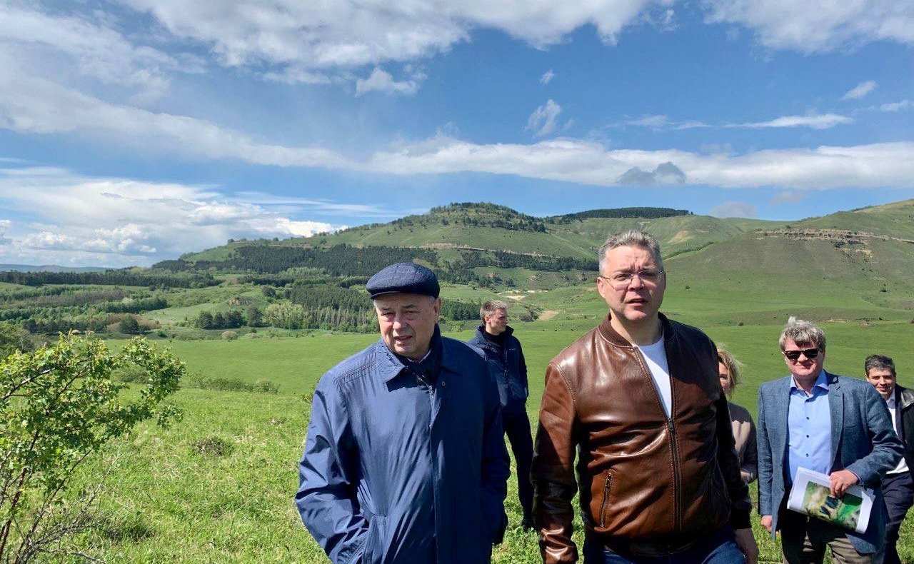 Анатолий Артамонов ознакомился с ходом строительства и реконструкции ряда социальных объектов