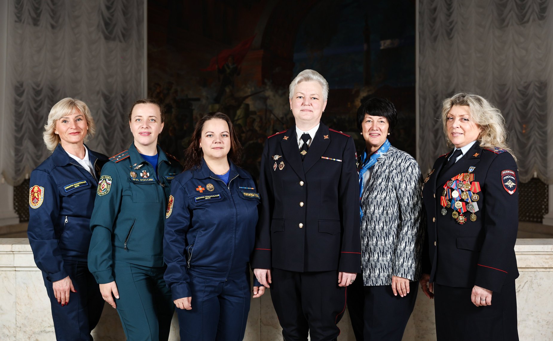 Заместитель Председателя Совета Федерации Инна Святенко приняла участие в церемонии награждения поисковиков, добровольцев и волонтеров, состоявшейся в Центральном академическом театре Российской Армии