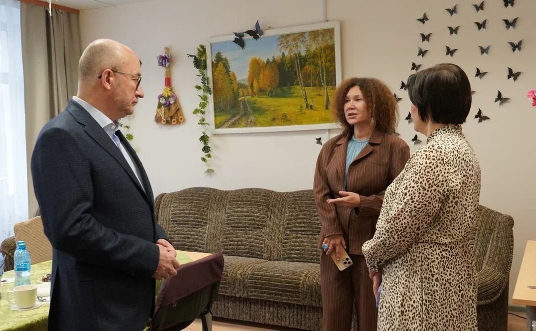 Олег Цепкин посетил копейский Геронтологический центр