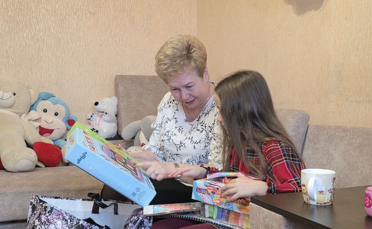 Ольга Бас исполнила новогодние желания детей Луганской Народной Республики