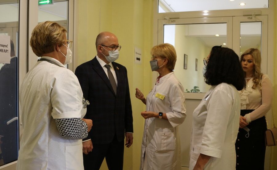 Олег Цепкин в ходе поездки в регион проинспектировал работу двух промышленных предприятий Сосновского района