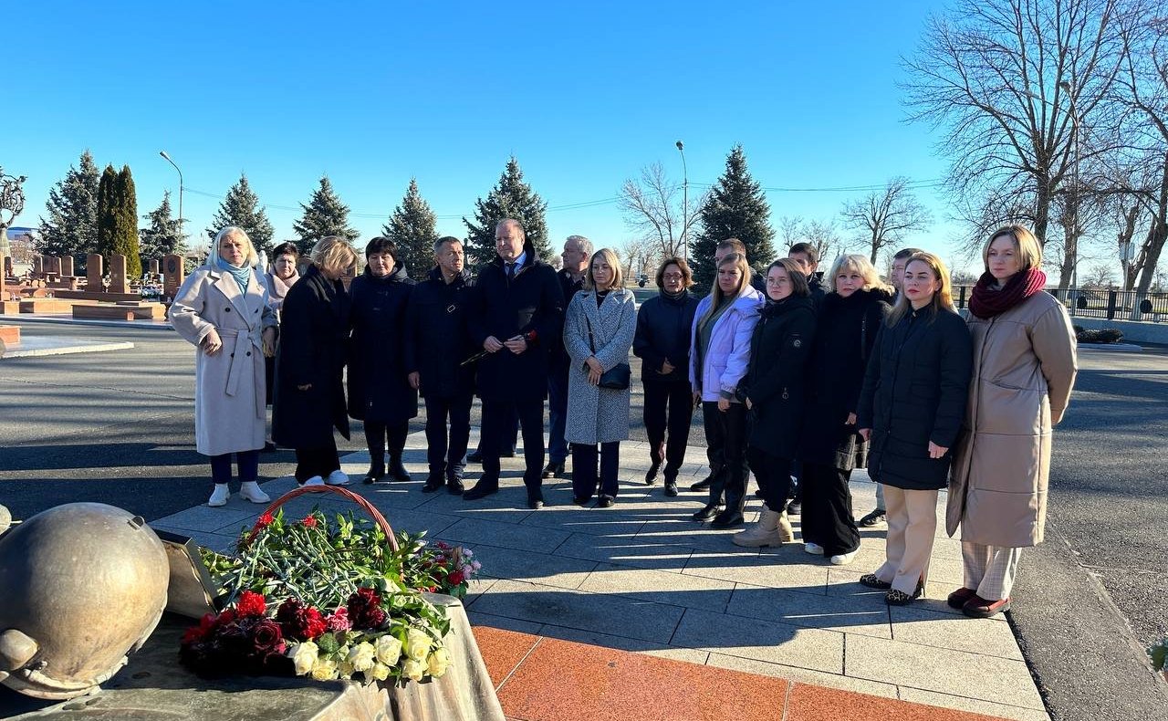 Виктор Шептий возложил цветы к памятнику «Древо скорби» и памятнику бойцам спецназа, погибшим при штурме Бесланской школы № 1
