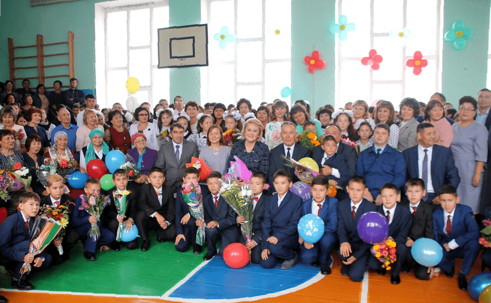 Торжественная линейка, посвященная Дню знаний и открытию школы с детским садом в г. Баймаке