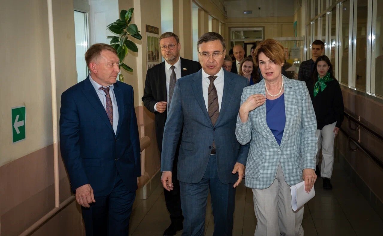 Заместитель Председателя СФ, председатель попечительского совета Московского государственного гуманитарно-экономического университета (МГГЭУ) Константин Косачев принял участие во встрече руководства вуза с Министром науки и высшего образования РФ