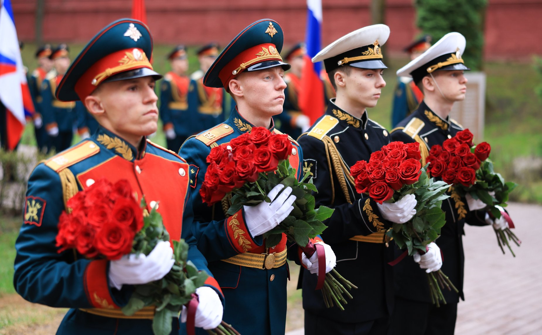 Сенаторы возложили цветы к Вечному огню в Сквере Памяти Героев в Смоленске