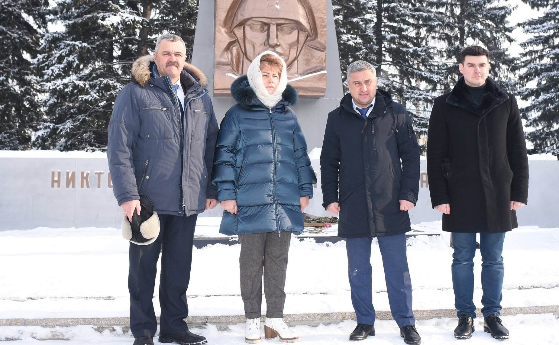 Татьяна Гигель вместе с депутатами республики: и. о. Председателя Государственного Собрания – Эл Курултай Республики Алтай и добровольцами Волонтерского центра возложила живые цветы к Вечному огню