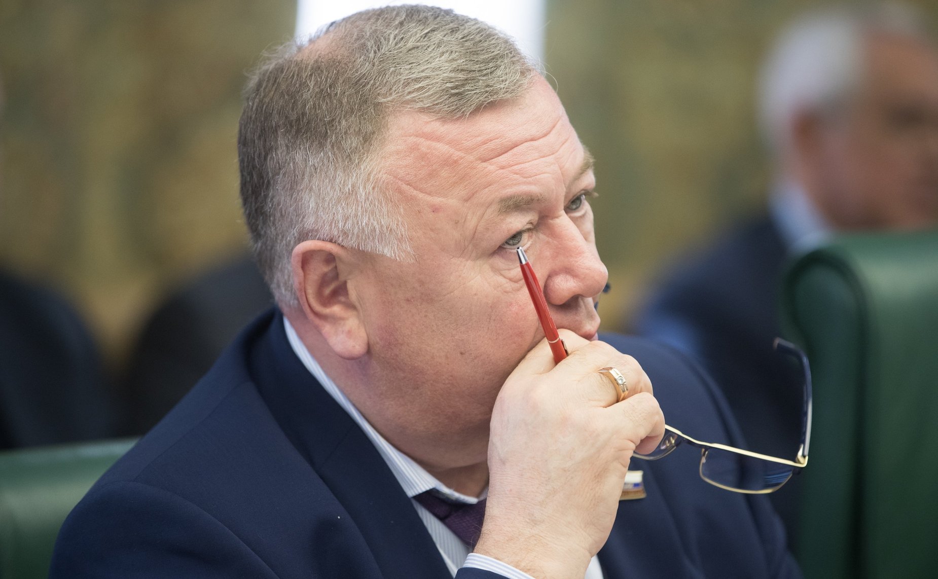 В. Николаев