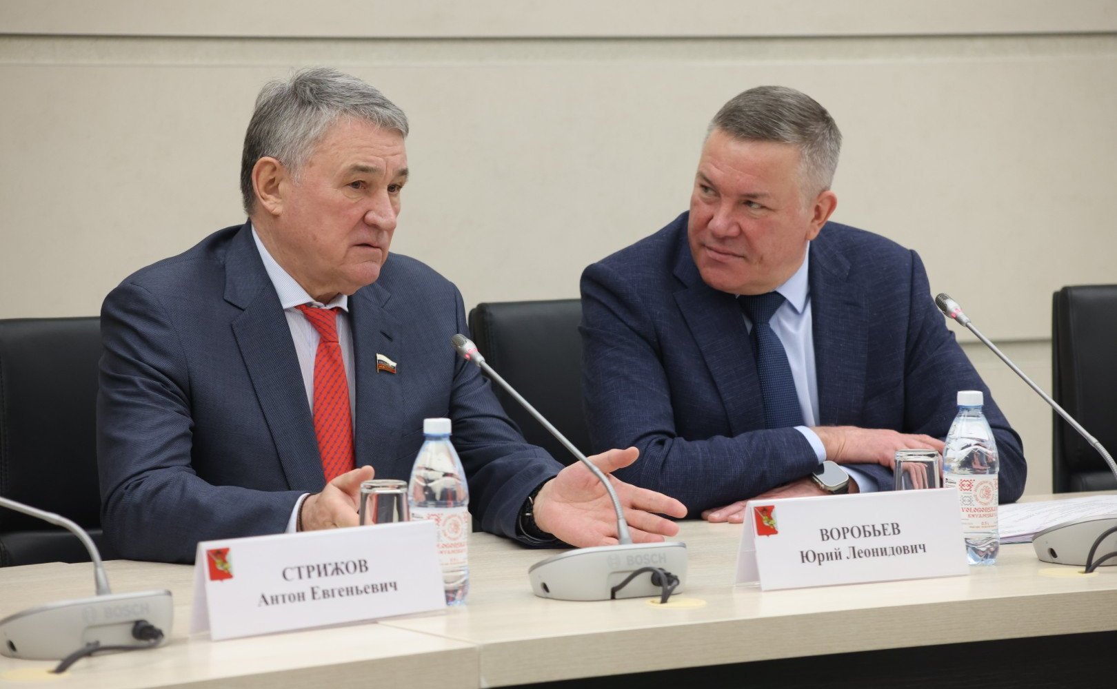 Заместитель Председателя Совета Федерации Юрий Воробьев и губернатор региона Олег Кувшинников приняли участие в церемонии подписания контракта на строительство детского сада в туристической жемчужине Вологодчины городе Кириллове