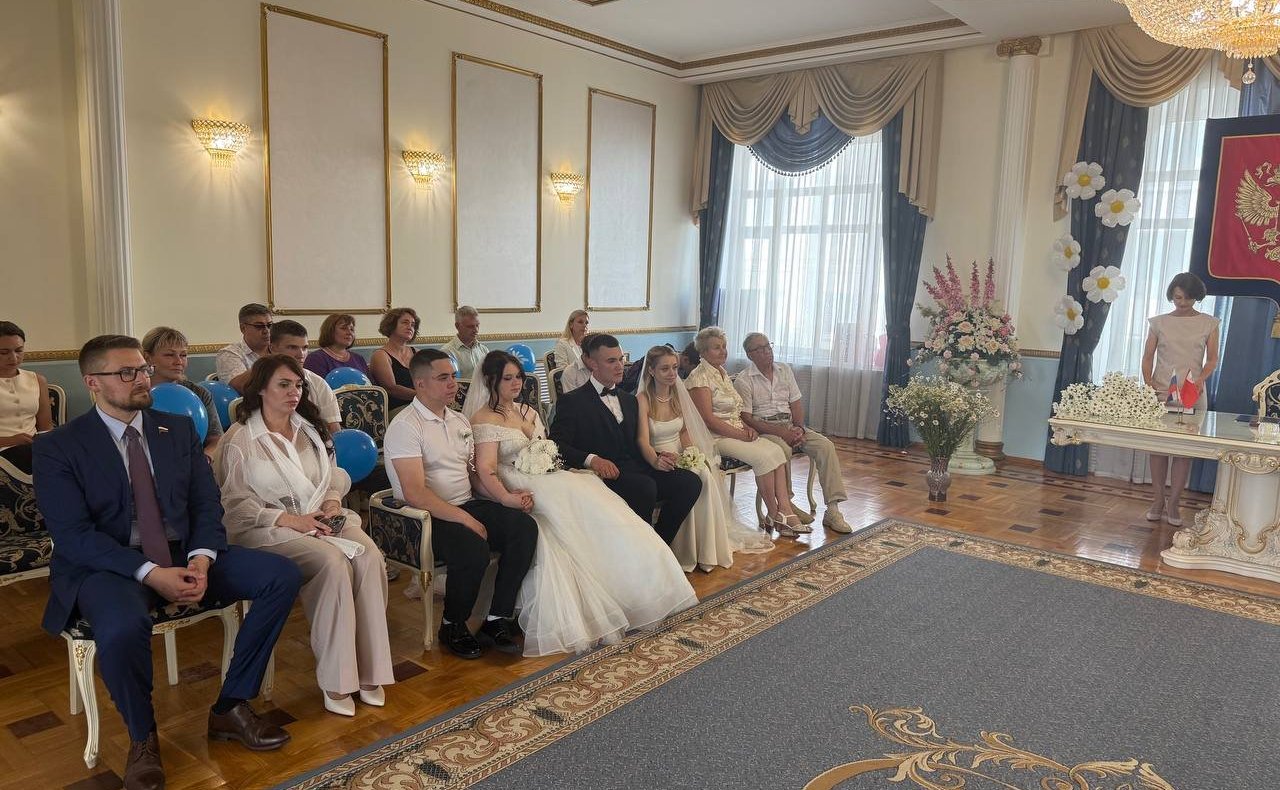 Руслан Смашнев поздравил смоленские пары с Днем семьи, любви и верности