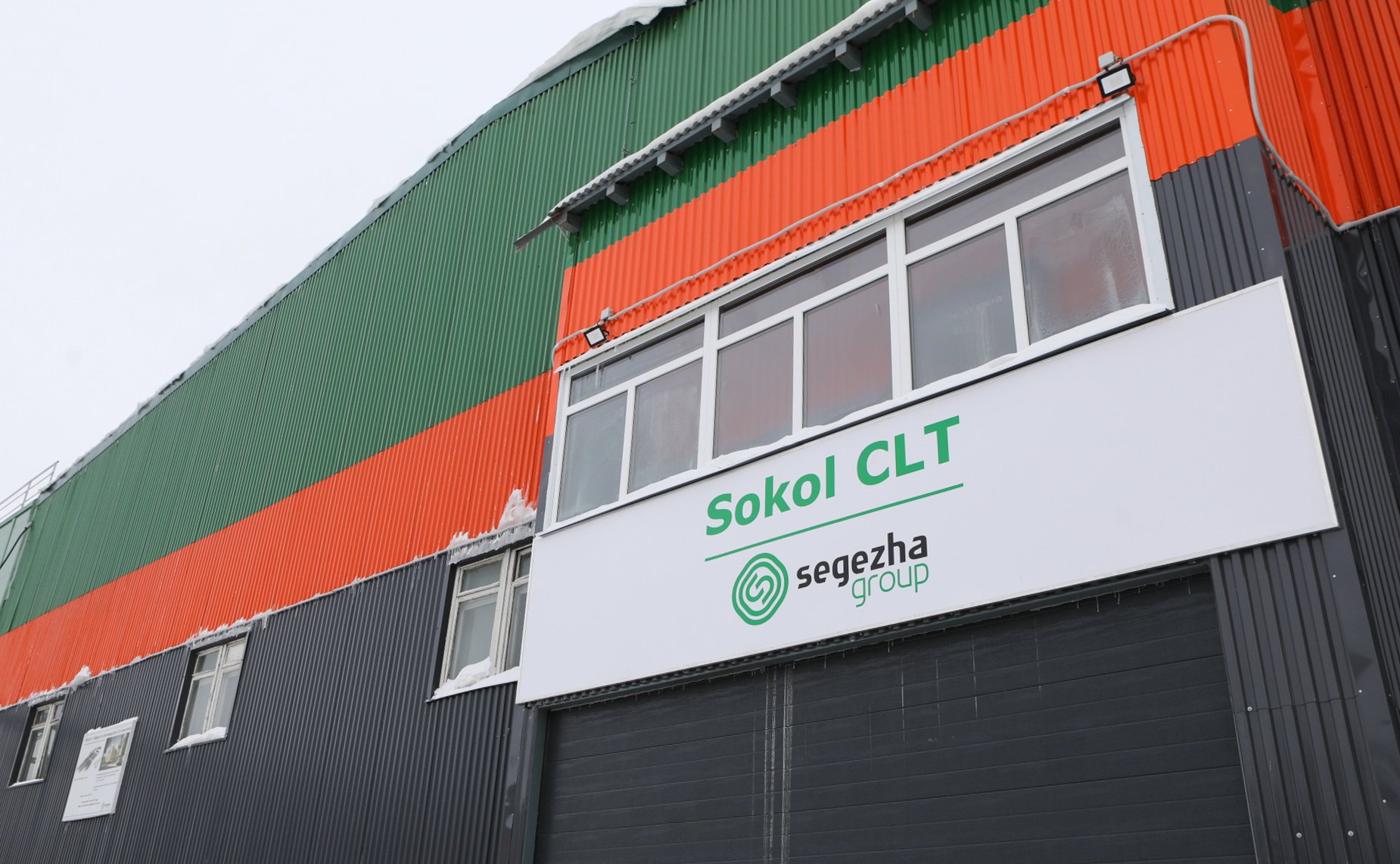 Юрий Воробьев посетил новое предприятие деревообрабатывающей промышленности Вологодской области — завод «Сокол СиЭлТи»