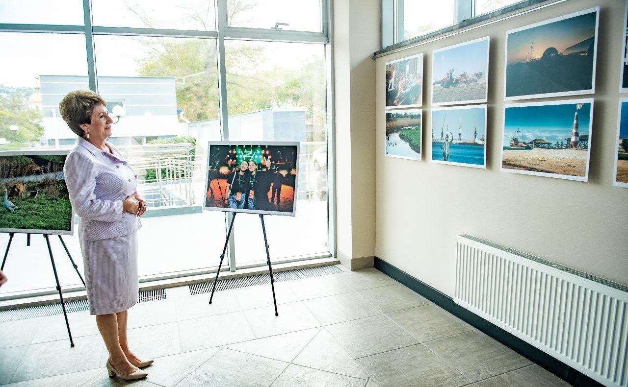 Екатерина Алтабаева открыла выставку, посвящённую воссоединению ДНР, ЛНР, Запорожской и Херсонской областей с Россией