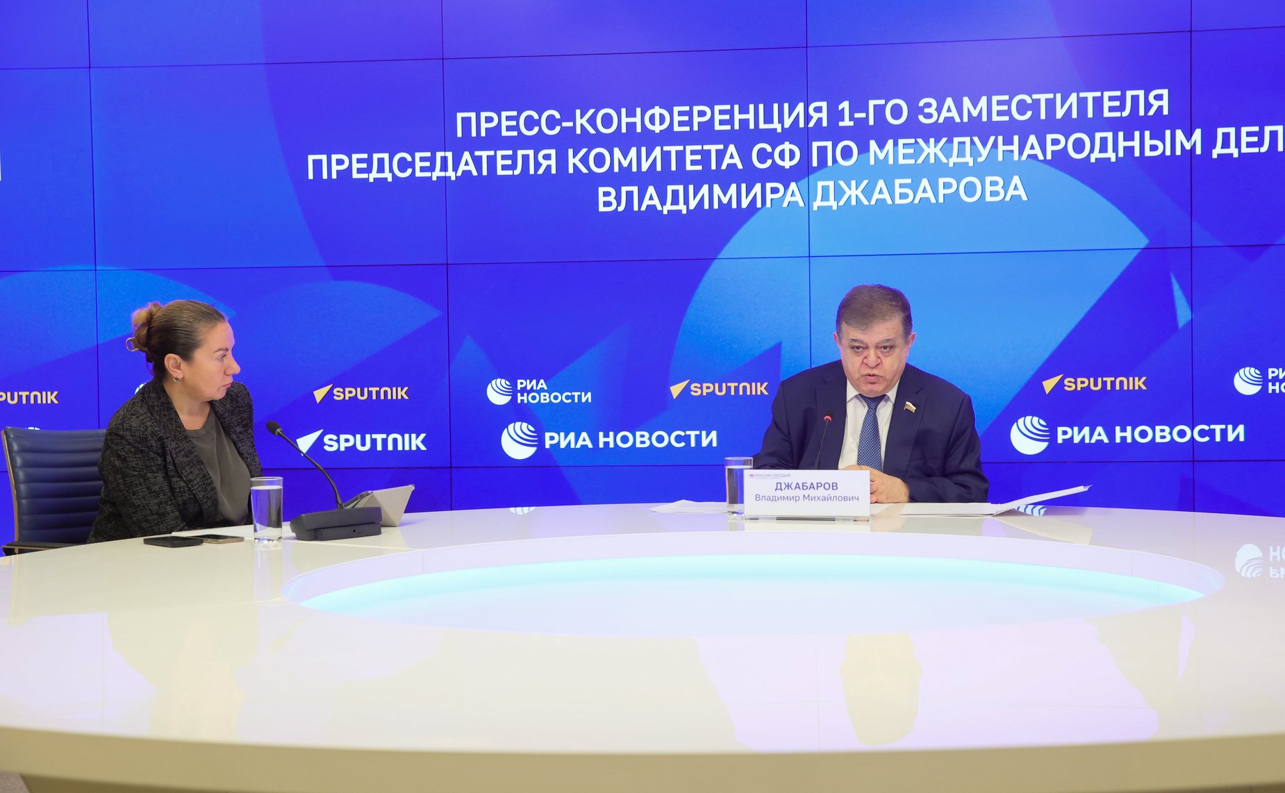 В ММПЦ «Россия сегодня» прошла пресс-конференция председателя Комиссии СФ по защите государственного суверенитета и предотвращению вмешательства во внутренние дела РФ Владимира Джабарова о приоритетах и задачах, стоящих перед Комиссией