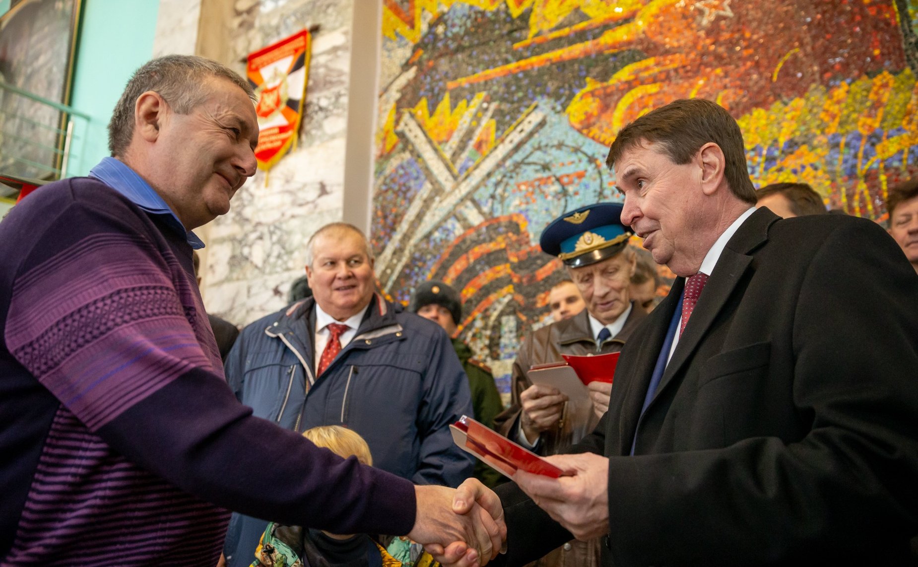 Встреча воинов гвардейского самоходного артиллерийского Симферопольского Краснознамённого орденов Суворова, Кутузова и Александра Невского полка с делегацией крымских шефов