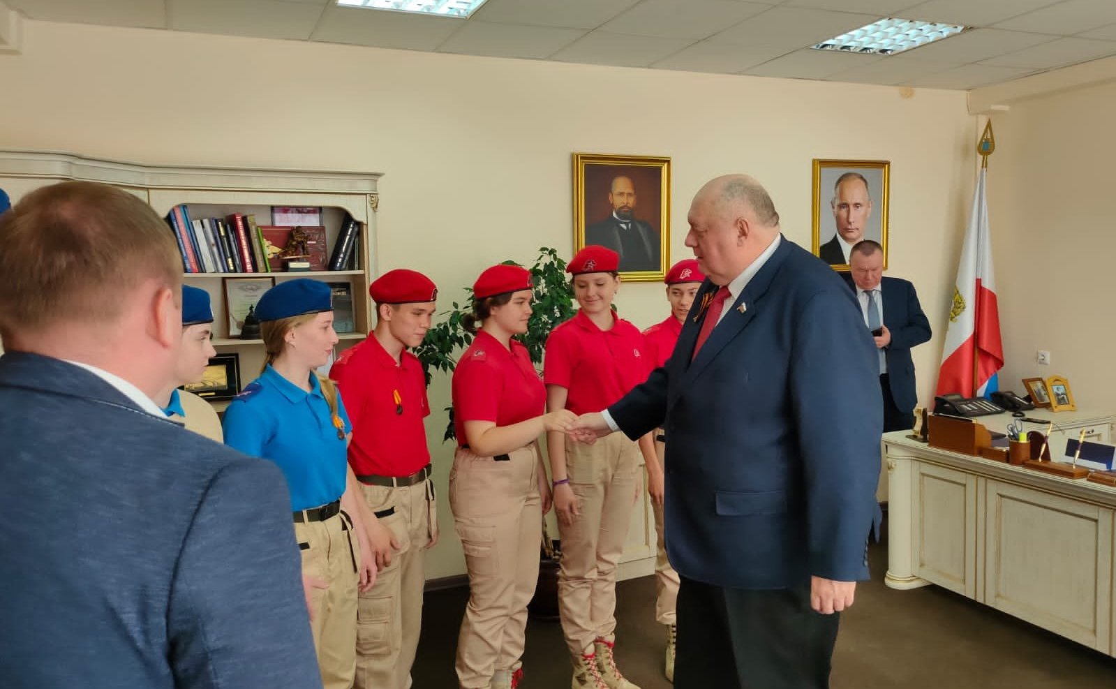 Сергей Аренин совместно с Главным федеральным инспектором по Саратовской области Виталием Сластным в преддверии празднования Дня Победы провели встречу с участниками движения Юнармия