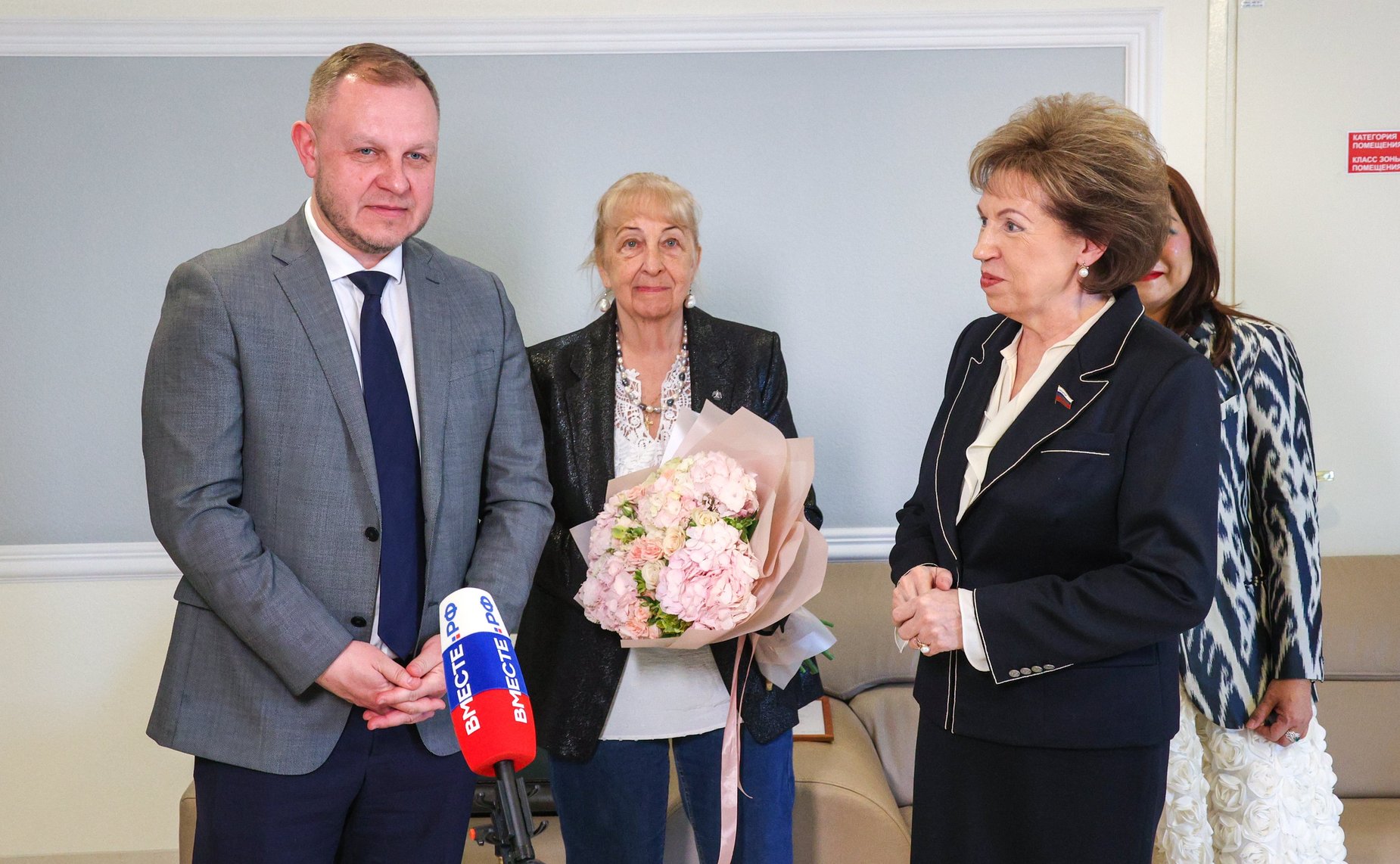 Торжественное открытие выставки Народного художника РФ Людмилы Юга «Нить времен. Подвиг Победы»