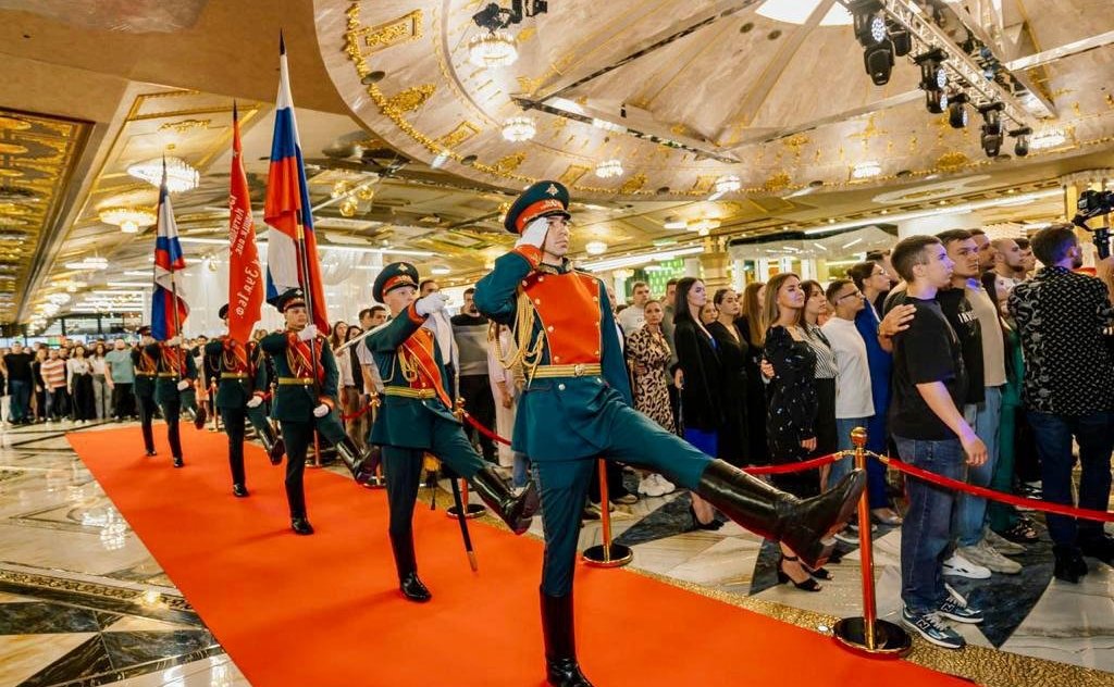 Виктор Шептий принял участие в торжественном открытии фотовыставки о героях специальной военной операции «За ленточкой»