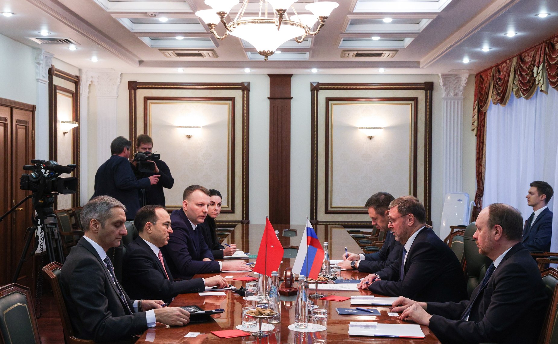 Константин Косачев провел встречу с Чрезвычайным и Полномочным послом Турецкой Республики в Российской Федерации Танжу Бильгичем