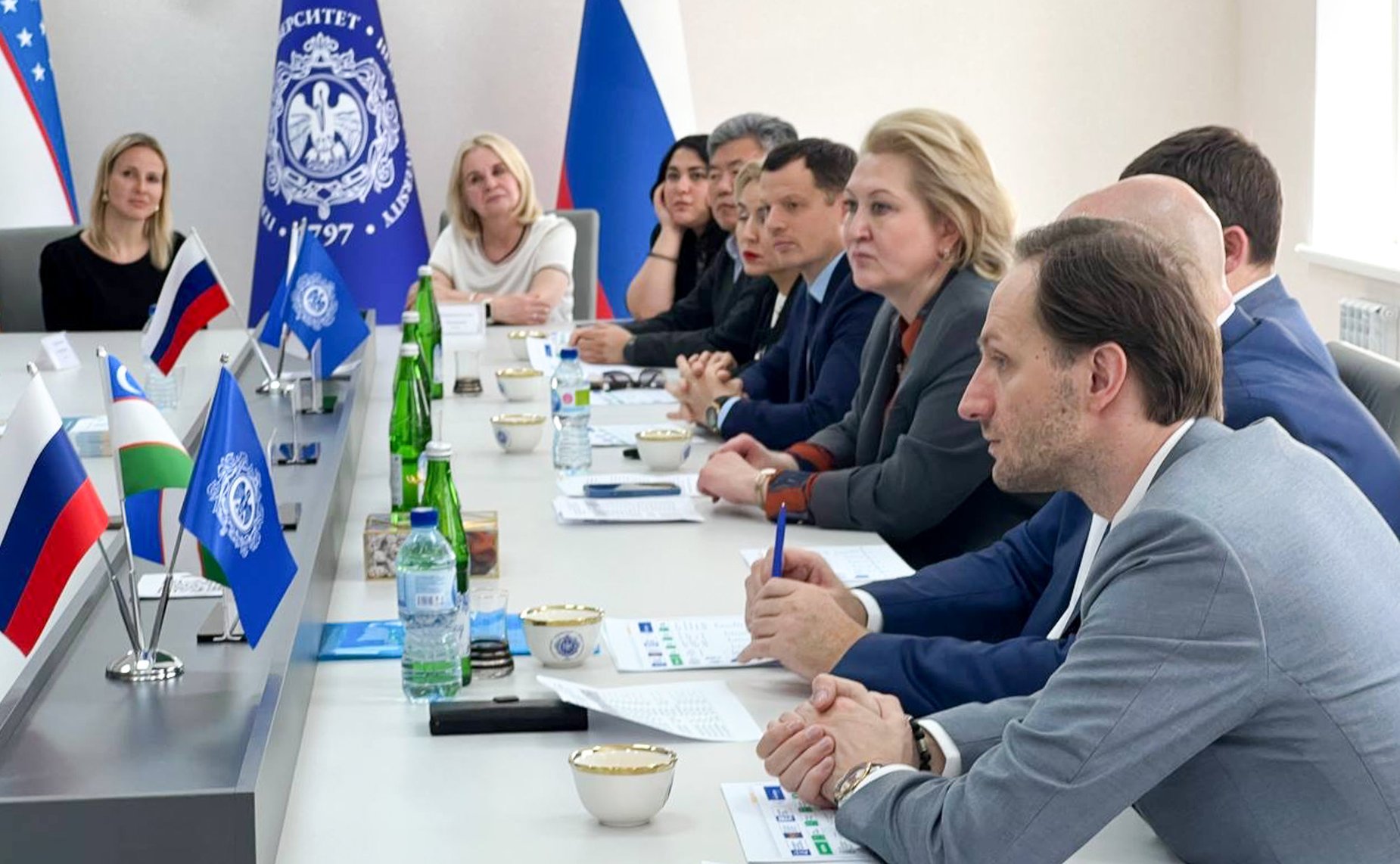 Лилия Гумерова провела встречу с учителями – участниками гуманитарных проектов «Российский учитель за рубежом» и «Класс!» («Зур!»)