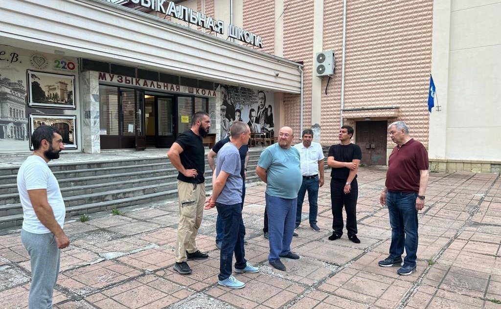 Анатолий Артамонов в рамках рабочей поездки посетил Кисловодск и ознакомился с ходом строительства и реконструкции социальных объектов города-курорта