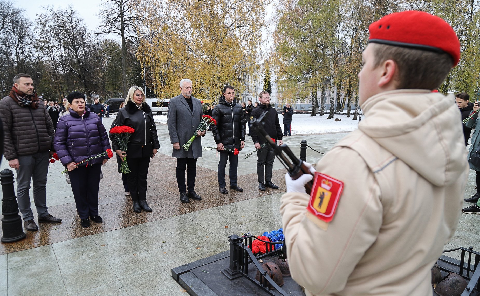 Российские и белорусские парламентарии возложили цветы к Вечному огню в Ярославле и почтили память погибших в годы Великой Отечественной войны