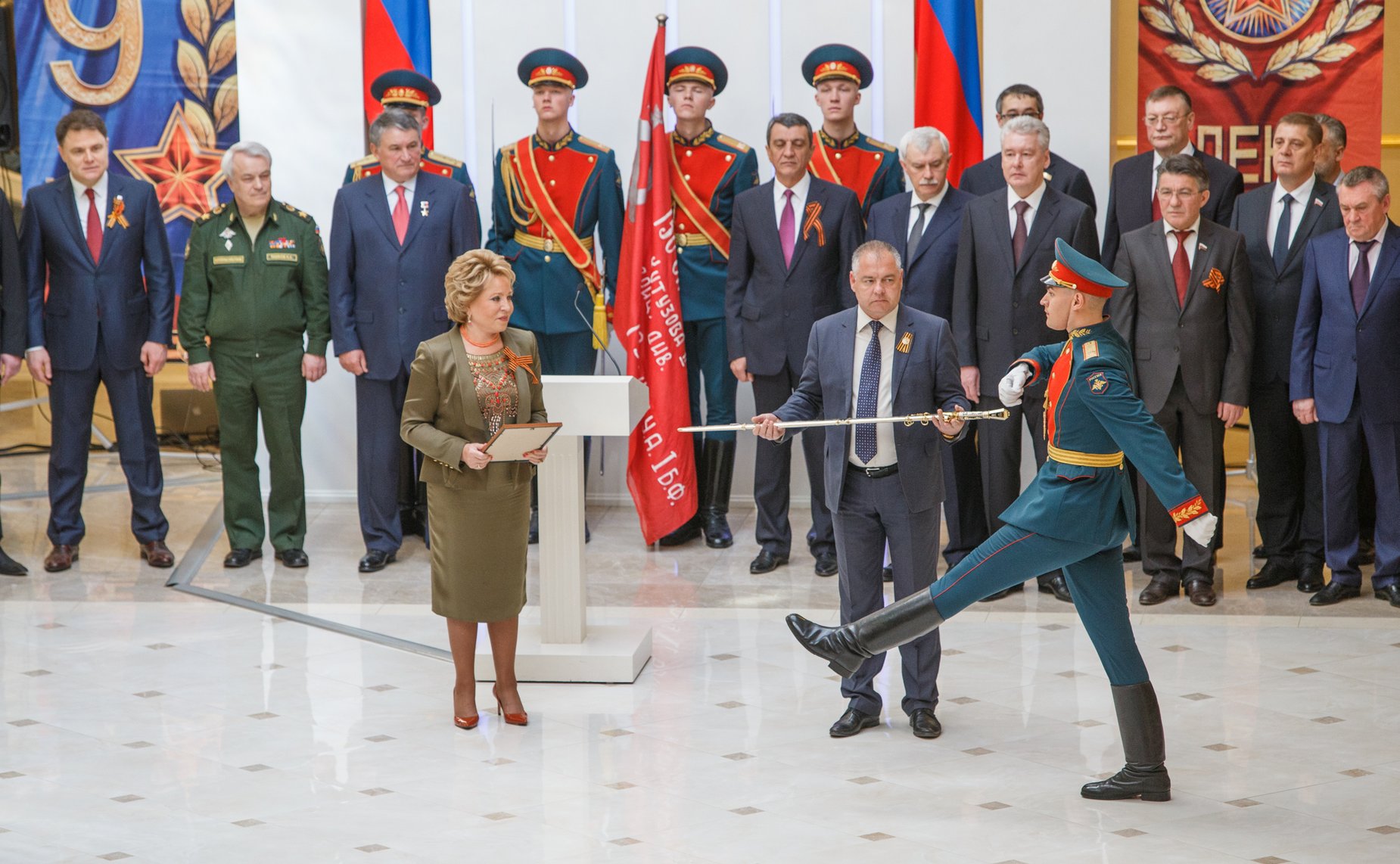 Торжественная церемония награждения российских городов-героев памятными 