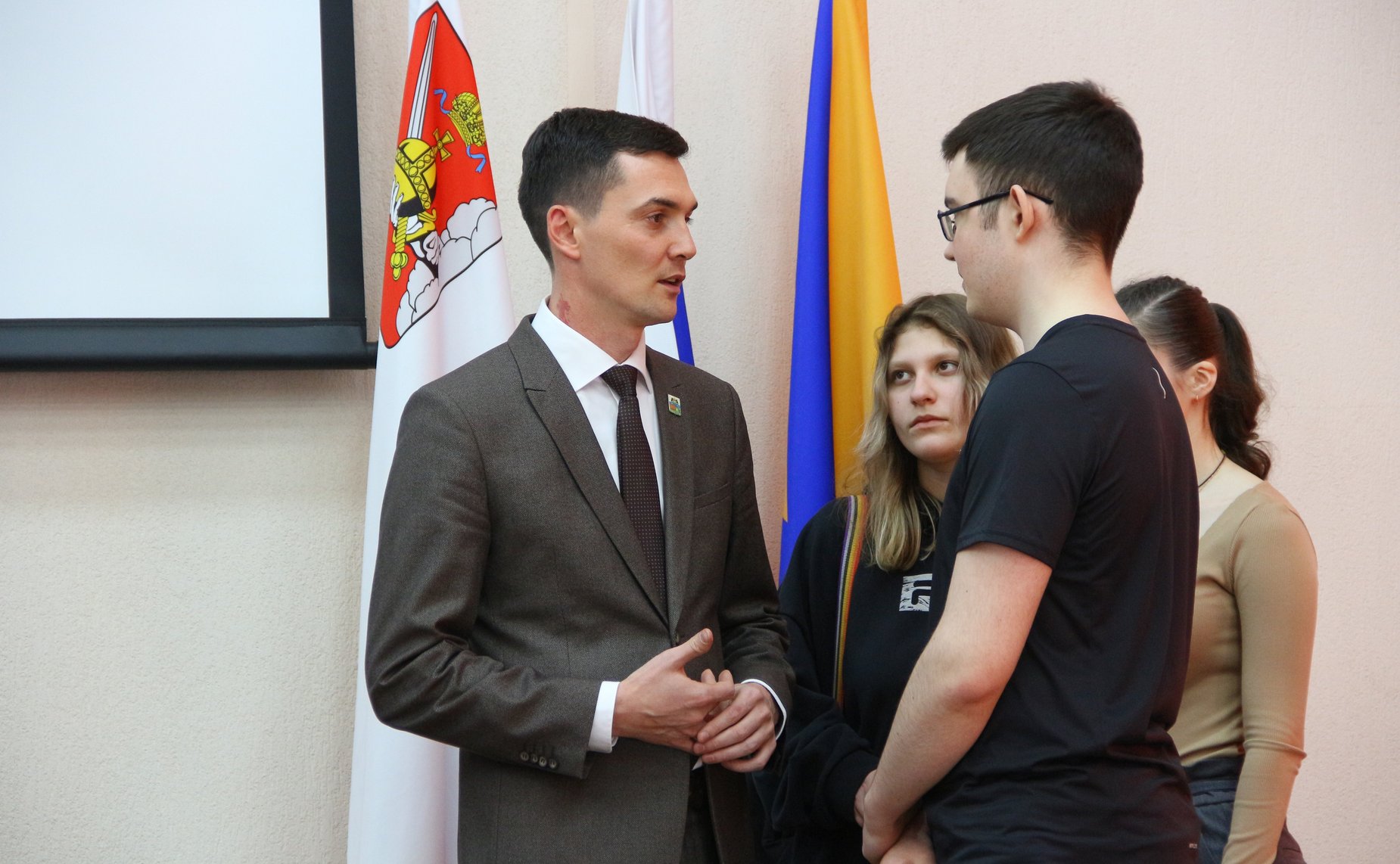 Роман Маслов вместе с Молодежным парламентом города Череповца и АНО «Наука любви к Отечеству» дал старт новому образовательному проекту «История без вымысла», направленному на сохранение истории нашей страны