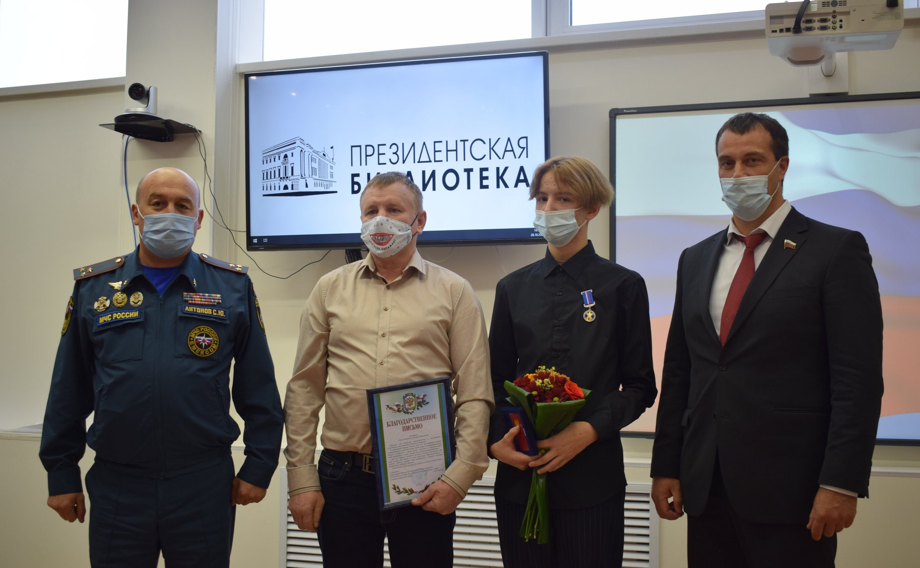 Эдуард Исаков наградил школьника из Югры памятной медалью «За проявленное мужество»