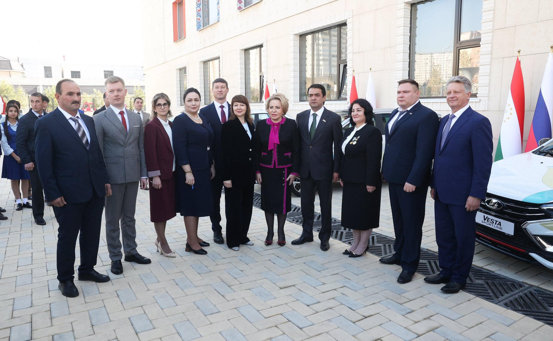 Председатель Совета Федерации Валентина Матвиенко в Душанбе приняла участие в церемонии передачи автомобилей представителям российско-таджикистанских образовательных учреждений