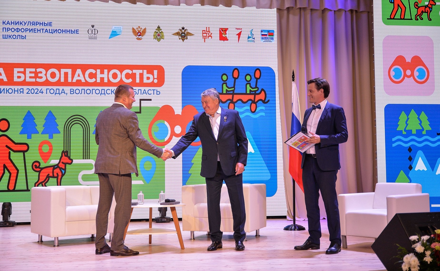Юрий Воробьев принял участие в мероприятиях каникулярной профориентационной школы «За безопасность!», прошедших в рамках XI Форума регионов Беларуси и России на базе арктического спасательного учебно-научного центра «Вытегра»
