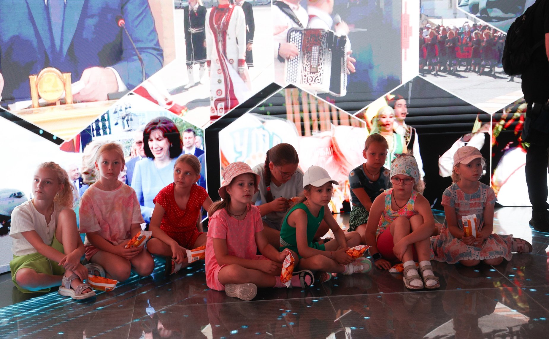 Юрий Воробьёв и заместитель Председателя Совета Республики Сергей Хоменко открыли выставку достижений народного хозяйства в рамках XI Форума регионов Беларуси и России