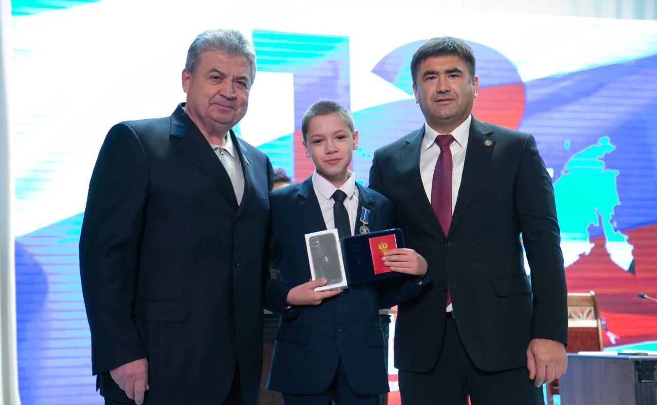 Геннадий Емельянов вручил медаль «За проявленное мужество» юному герою в Республике Татарстан