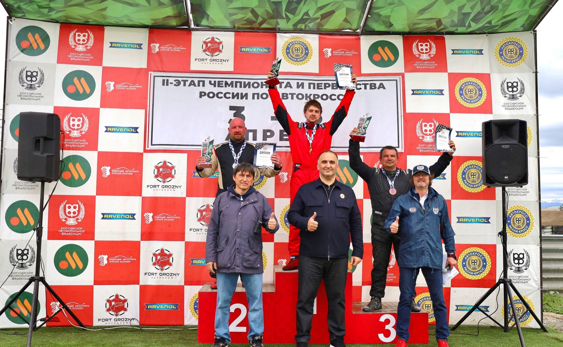 Мохмад Ахмадов в рамках работы в регионе посетил первый и второй этапы Чемпионата и Первенства России по кроссу, которые прошли на автодроме «Крепость Грозная»