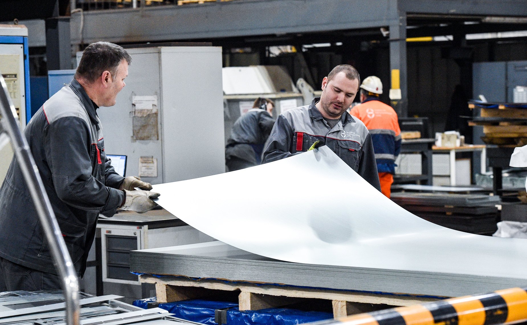 Сенаторы ознакомились с предприятием по производству лифтового оборудования акционерного общества «Щербинский лифтостроительный завод»