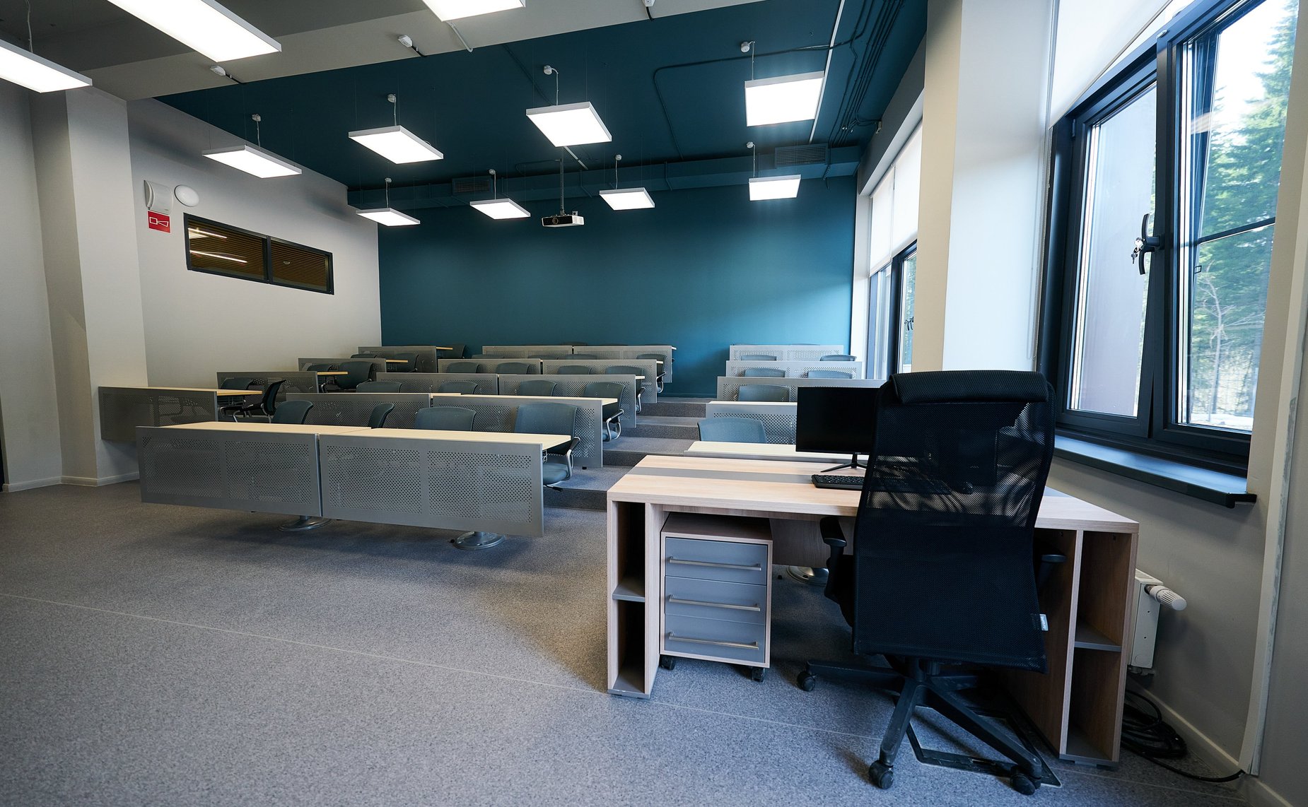 Первый заместитель Председателя СФ Владимир Якушев посетил новый корпус Югорского физико-математического IT-лицея в столице ХМАО Югре