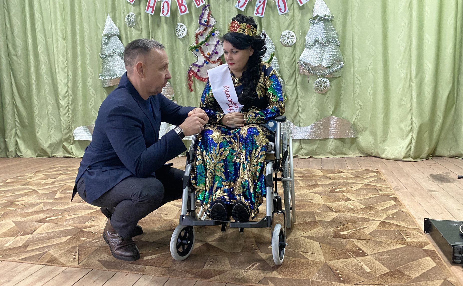 Олег Алексеев поздравил жительницу Воскресенского района с победой в конкурсе красоты и возложил цветы к памятнику Герою Советского Союза