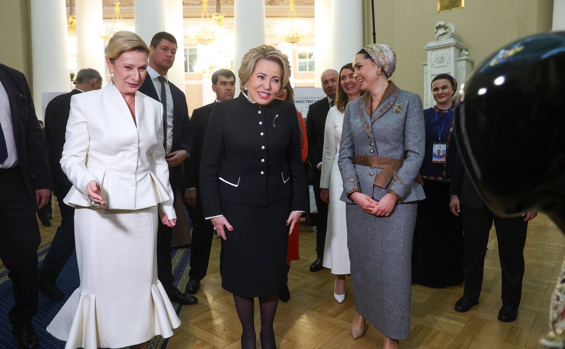 Валентина Матвиенко и Огулджахан Атабаева вместе осмотрели экспозиции Туркменистана и других стран на площадке IV Международного форума «Содружество моды»