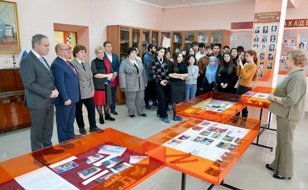 Александр Башкин и Геннадий Орденов посетили в Астраханском государственном медицинском университете экспозицию, посвященную специальной военной операции