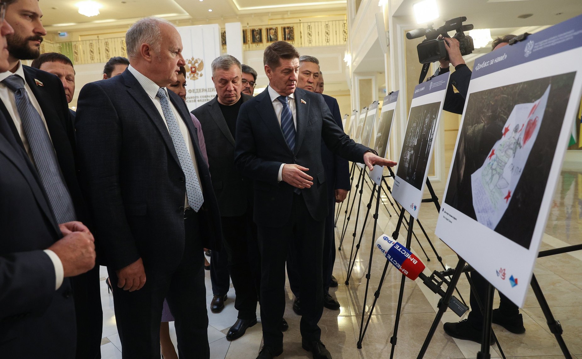 Андрей Шевченко открыл в Совете Федерации фотовыставку «Донбасс за нами»