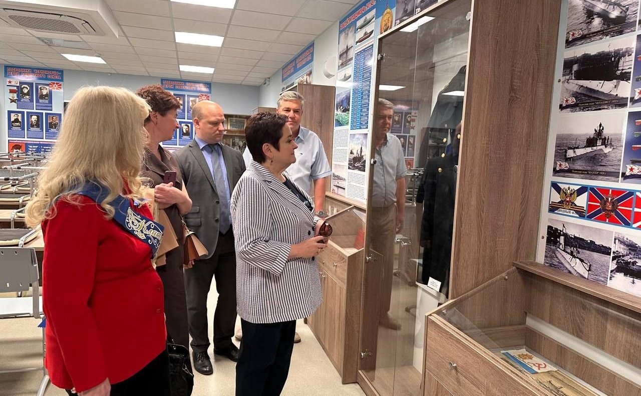 Лариса Мельник, поздравила севастопольских выпускников с последним звонком